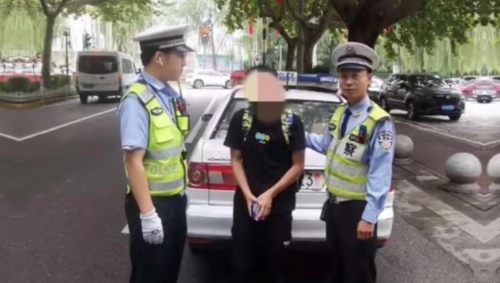 交警街头比武背后的故事，与司机的互动考验