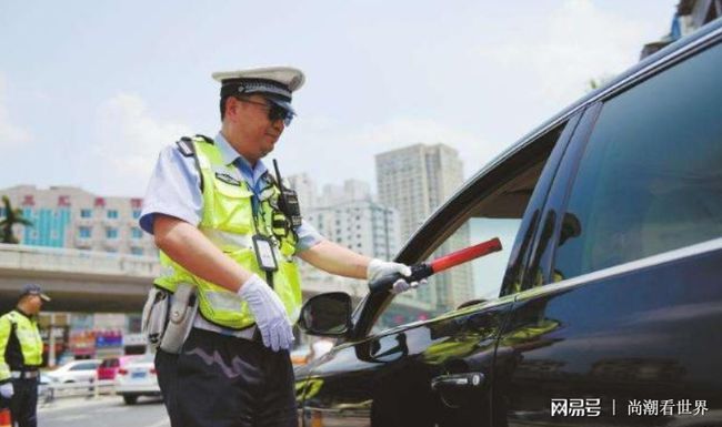 男子隔夜酒驾被交警队检测，交通安全意识需加强提醒警惕