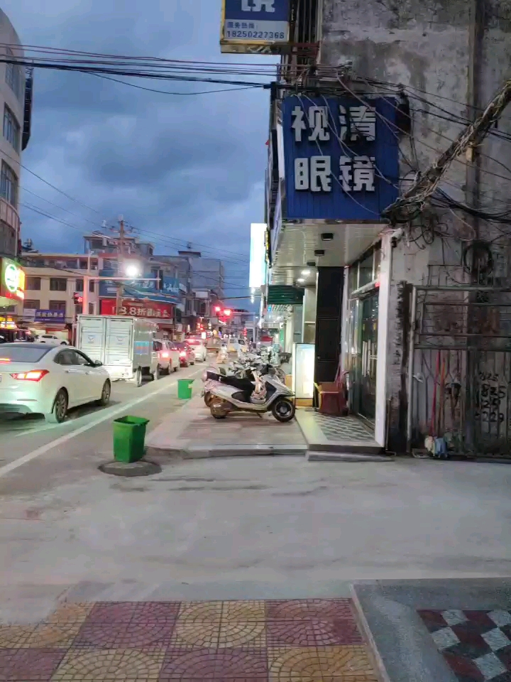 台风下的探索之旅，隐秘小巷的特色小店与独特气象